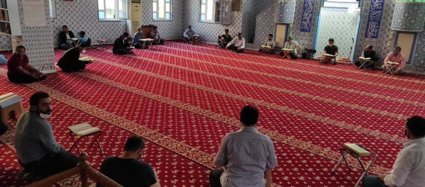 Τουρκία: Αστυνομικοί έριξαν σπρέι πιπεριού μέσα σε τζαμί (βίντεο)